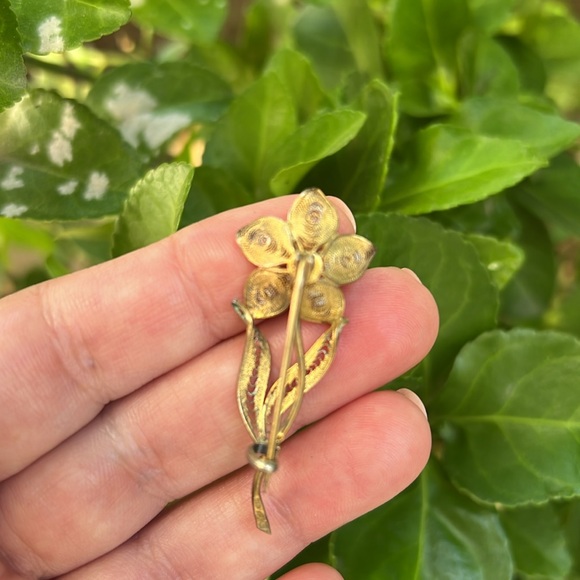 Vintage Floral Filigree Brooch - Picture 15 of 17